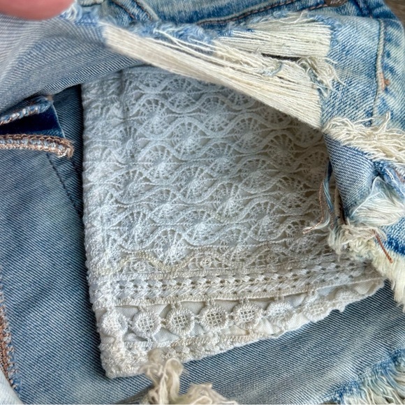 American Eagle Shortie Denim Shorts Lace Distressed Light Wash Size 0 - Picture 9 of 11
